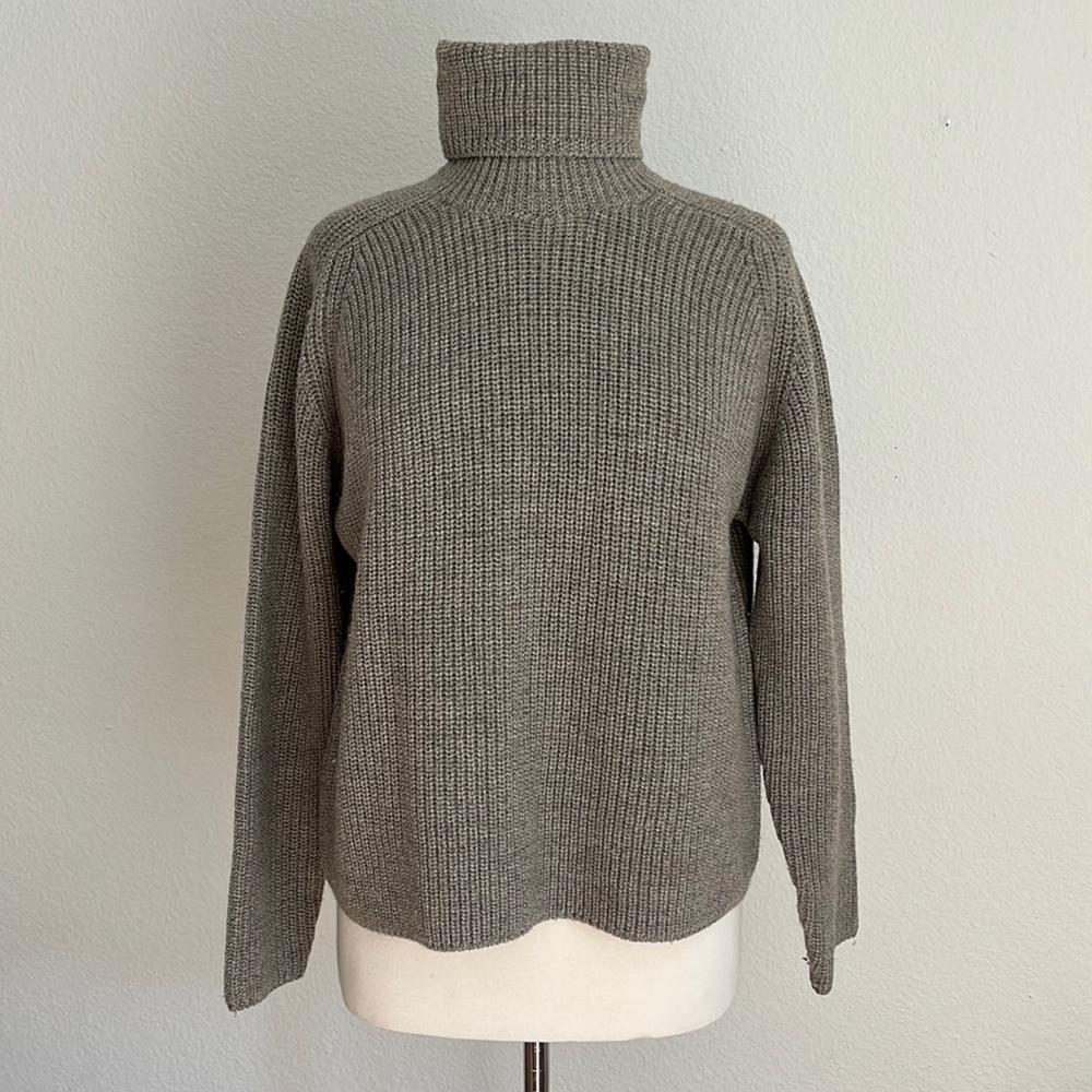 Vintage 2000 Banana Republic (EUC) | merino wool knit turtleneck sweater